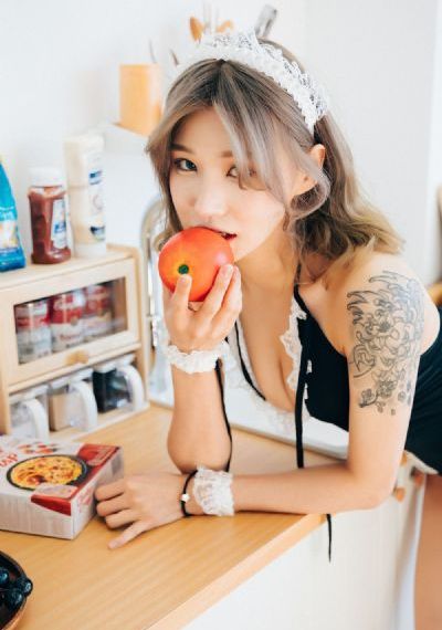 女性黑色蕾丝抹胸开叉短裙拔萝卜