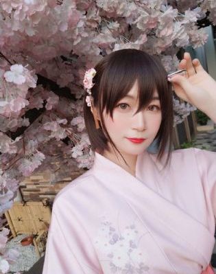 24岁性感的尹律